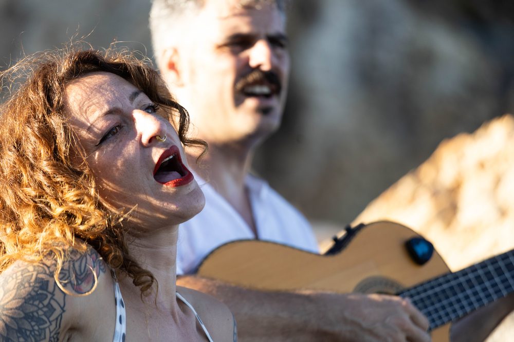 Anita cantando en directo con LiveLola