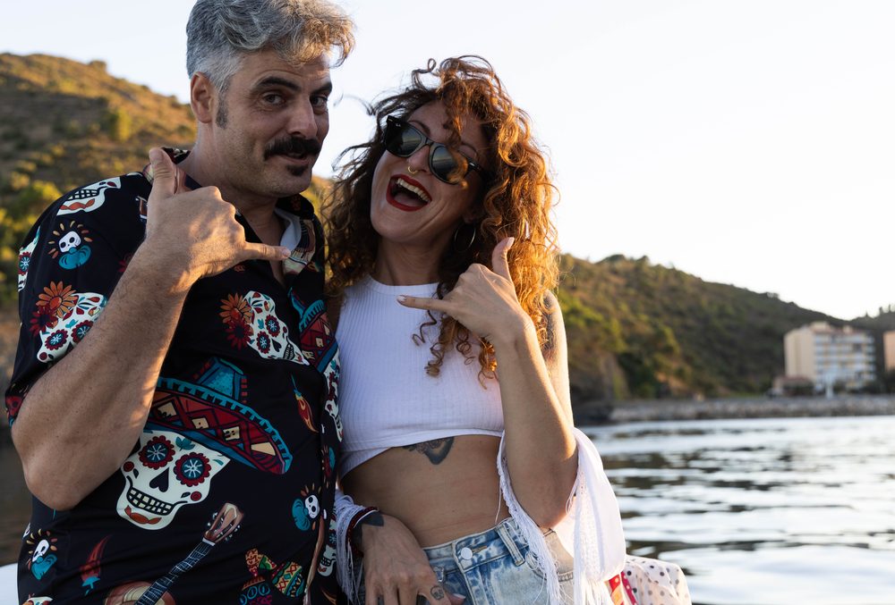 Anita y Domi de LiveLola sonriendo — escríbenos para tu evento