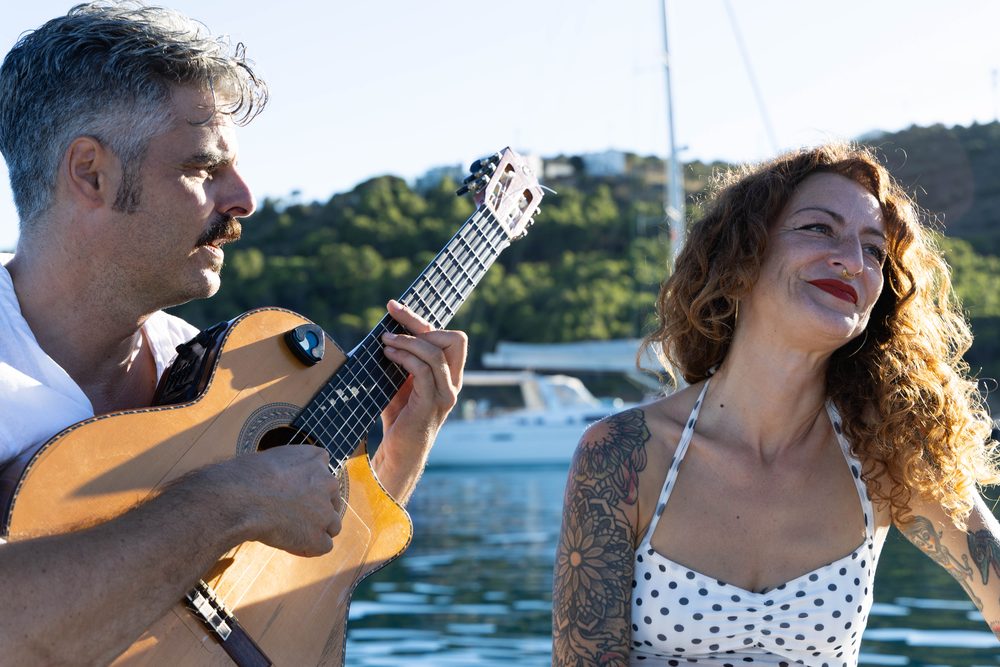 Domi a la guitarra y Anita a la voz — LiveLola en la Costa Brava