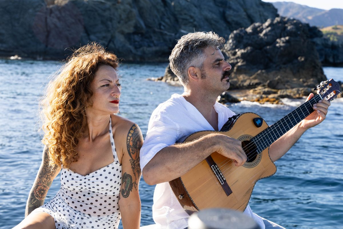 Anita y Domi, el dúo LiveLola, tocando en directo junto al mar en la Costa Brava