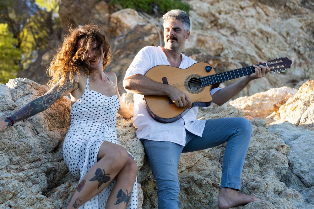 Anita y Domi de LiveLola tocando entre las rocas del Cap de Creus